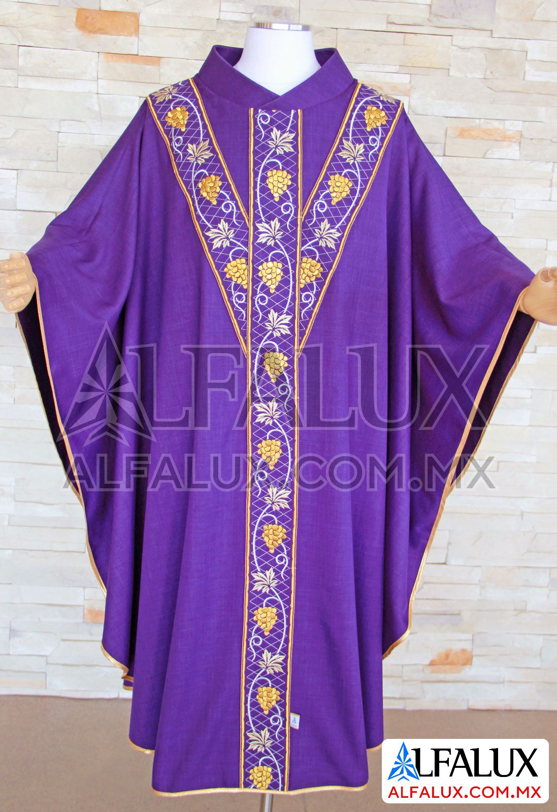 03 UVAS Casulla Alfalux TRINITY YE Central Morado 410 (4)